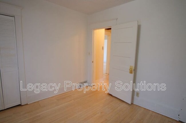 Building Photo - 609 N 13th St