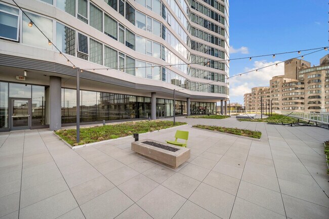 Building Photo - 347 S Clark St