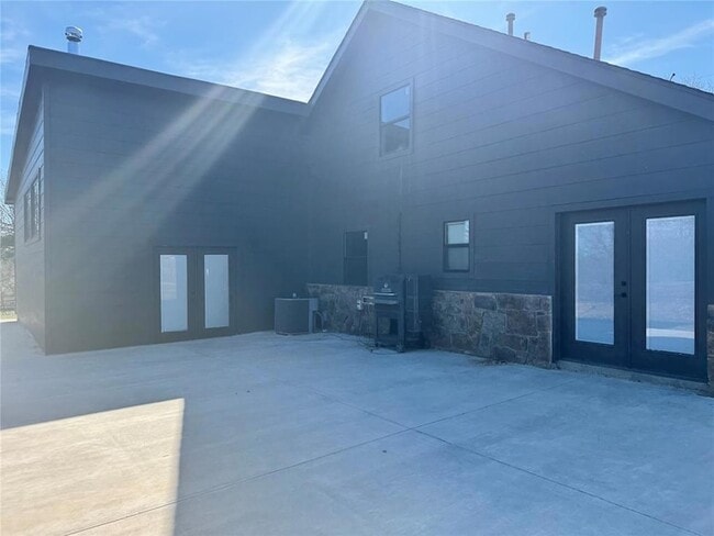 Building Photo - 353112 E 860 Rd