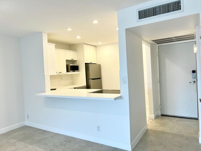 Building Photo - Large Updated 1 Bedroom 1.5 Bath Condo - Steps from Fort Lauderdale Beach!