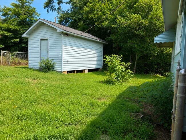 Building Photo - 427 Lakeview St