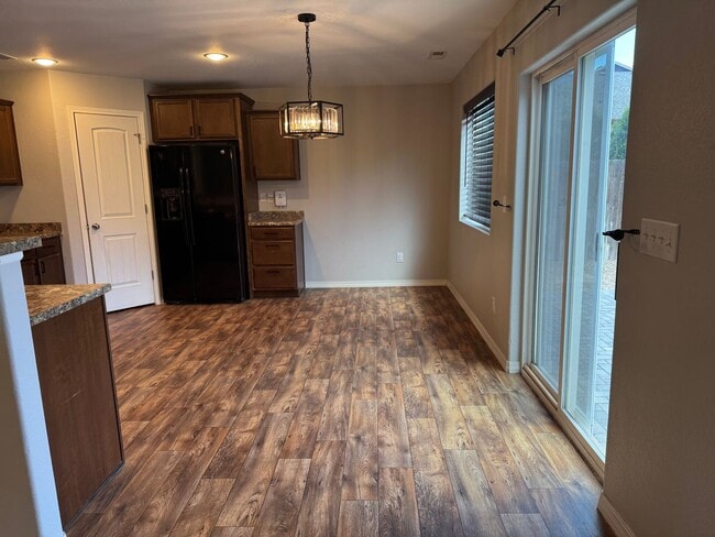 Building Photo - Everything you need! 3 bed/2.5 bath, 2-car garage