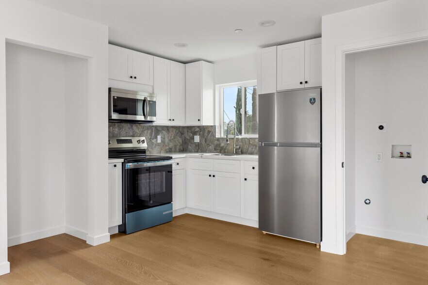 Building Photo - 15840 Chatsworth St