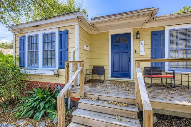 Building Photo - 1705 Kerr St