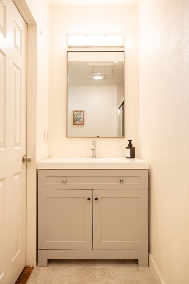 Building Photo - Spacious Furnished Home Near Pasadena City College