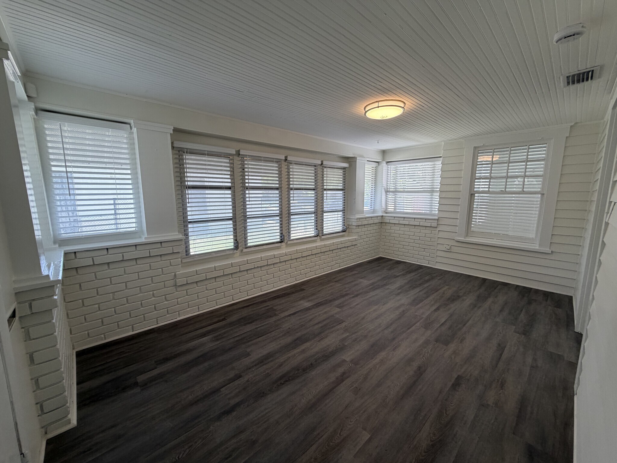 Building Photo - 2 Bed/1.5 Bath