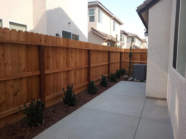 Building Photo - 1945 Kelly Ln