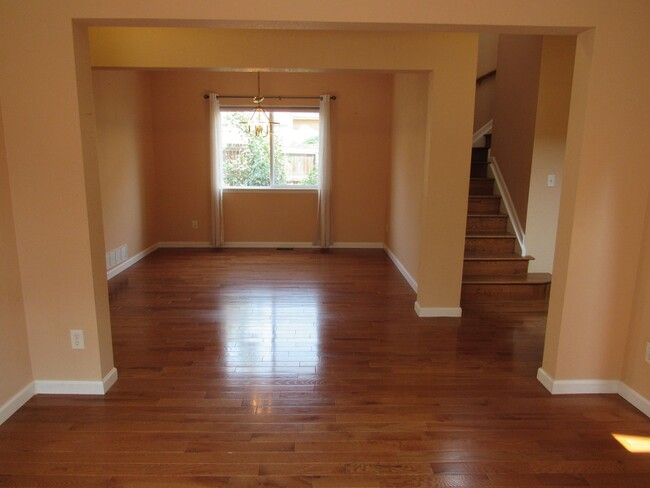 Building Photo - Superb  updated 5 bedroom, 4 bathroom home...