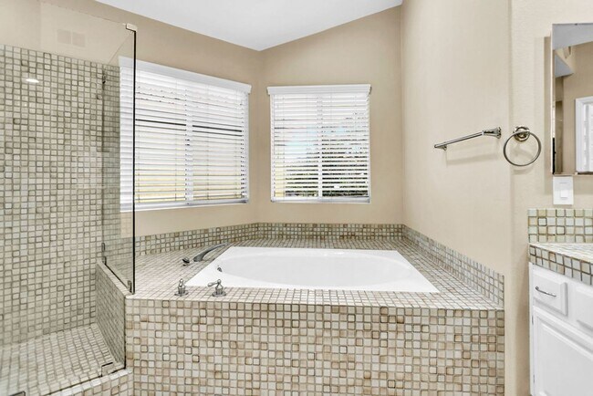 Building Photo - Beautiful 3 Bedroom/2.5 bath  detached hom...