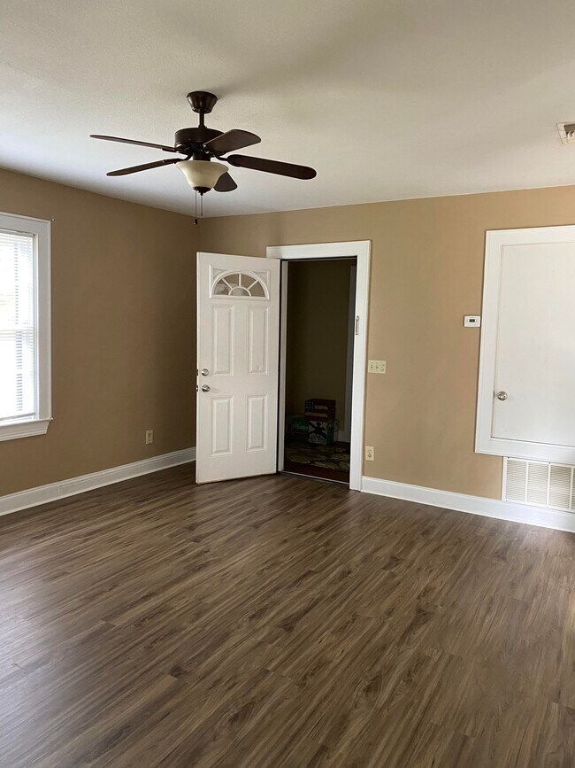 Building Photo - 716 E Austin St