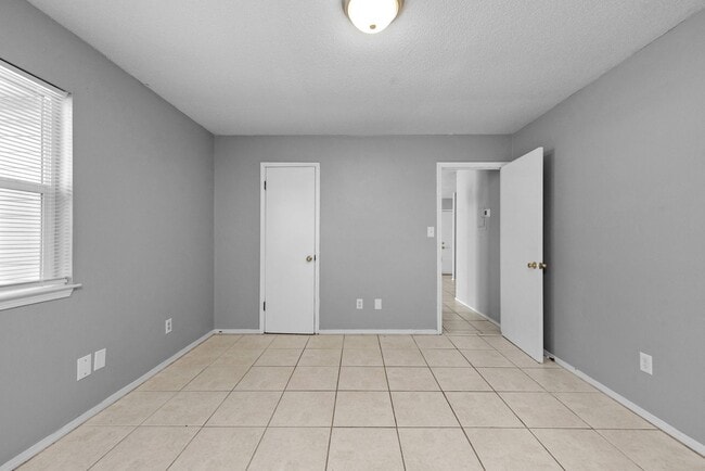Building Photo - Charming 1 Bedroom/1 Bathroom Available Now!