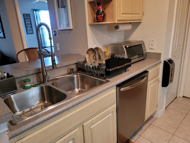 Commercial quality sink/faucet - 2627 Maitland Crossing Way