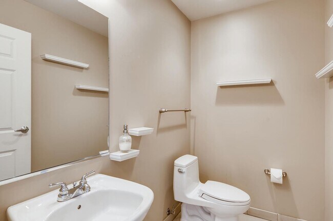Building Photo - Furnished High rise Just Off the Las Vegas...