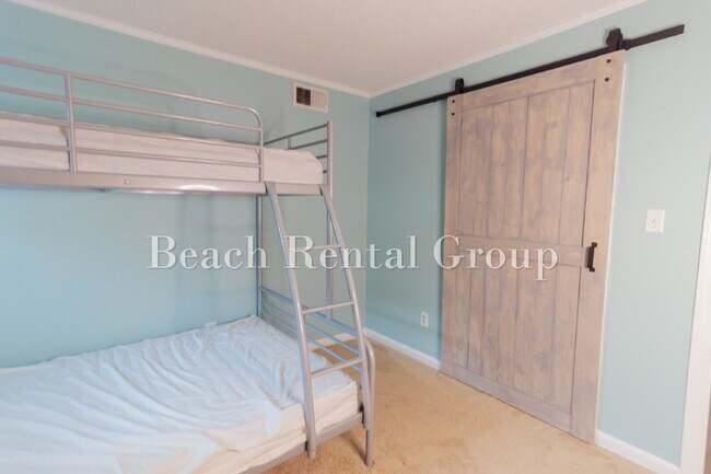 Building Photo - Furnished or Unfurnished Condo blocks from the beach