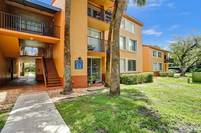 Building Photo - Updated 2 Bed, 2 Bath 1st Floor Condo with Garden Views in Lakes of Jacaranda, Plantation