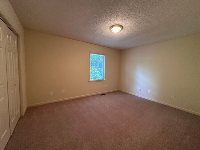 Building Photo - 2 Bed, 1.5 Bath Townhome in Prime Location...