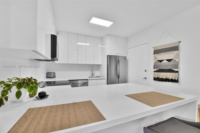 Building Photo - 2000 NE 135th St