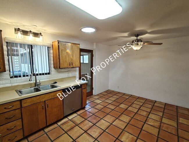 Building Photo - 2781 W Calle Carapan