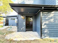 Building Photo - 2204 W San Antonio St