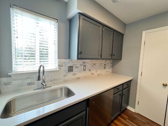 Building Photo - Freshly Updated Condo!