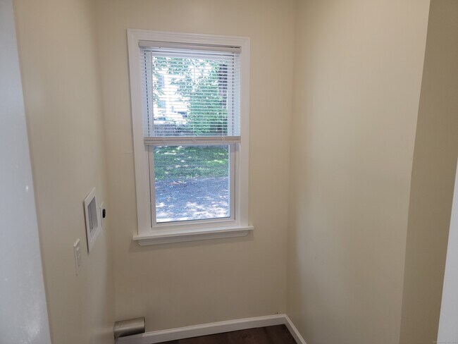 Building Photo - 147 Edgewood St