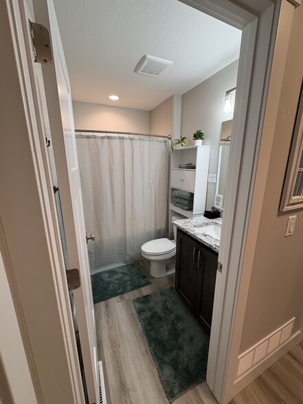 2nd Full Bathroom - 140 E Homestead Dr