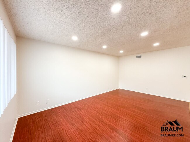 Building Photo - 221 W Elm Ave