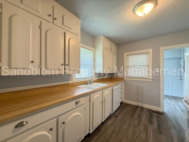 Building Photo - For Lease | University of Tulsa | 2 bed, 1...