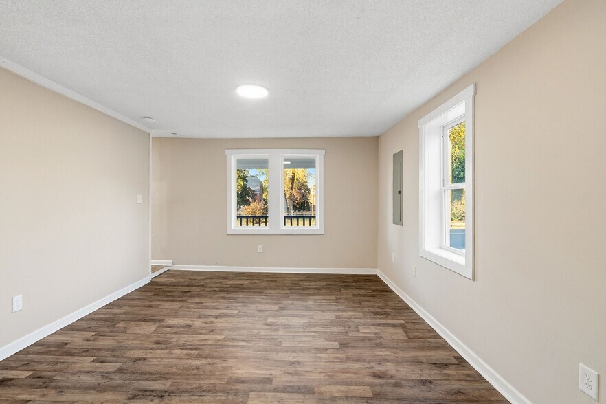 Building Photo - 1310 Oakwood Ave