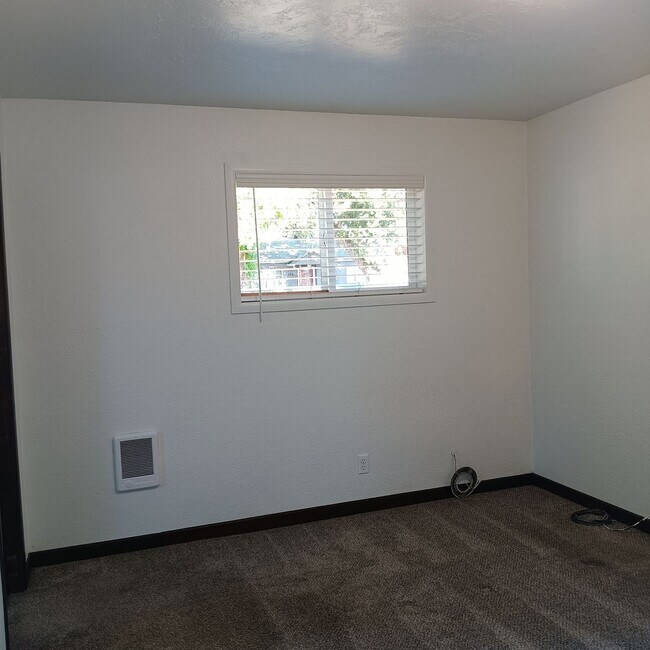 Building Photo - Great Home & Office is Ready for you in Jefferson!