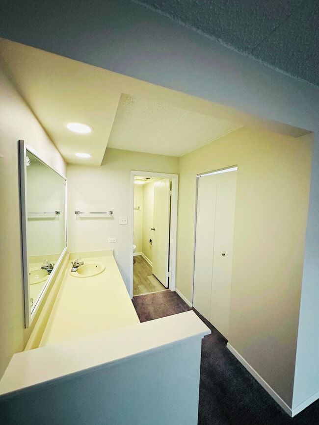 Building Photo - 13635 Lamon Ave