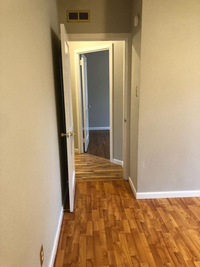 Building Photo - Two Bedroom One Bath Duplex Available in S...