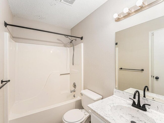 Building Photo - 810 SW Pinebrook Village Ct
