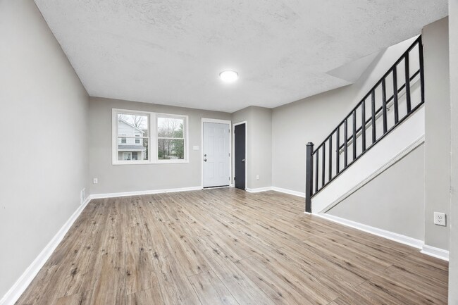 Building Photo - Three-Bedroom House In Dundalk