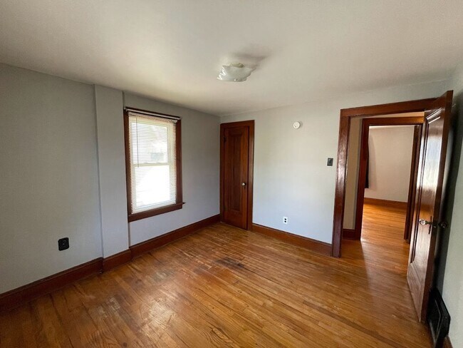 Building Photo - Three bedroom 1 1/2 bathroom home for rent