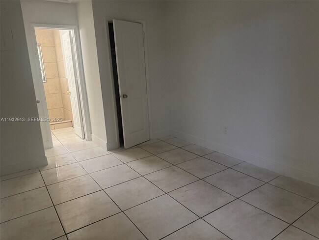 Building Photo - 611 S 24th Ave