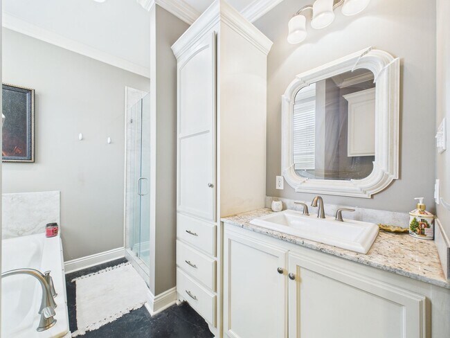 Building Photo - Nestled in the desirable Quail Hollow Subdivision