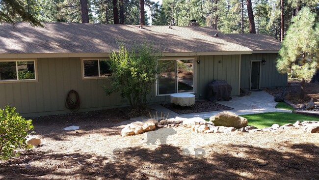 Building Photo - Quaint Home w Garage in Incline!