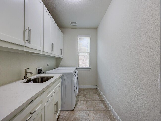 Building Photo - 4312 Privacy Hedge St
