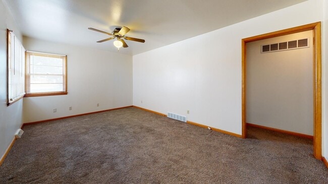 Building Photo - 3 Bedroom, 1 Bathroom House with Attached Garage