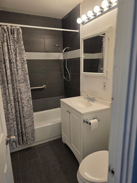 Building Photo - 1320 W Sahuaro Dr