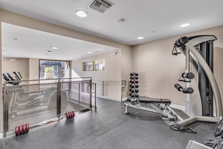 Building Photo - 7320 Hawthorn Ave