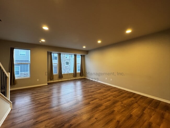 Building Photo - Gorgeous 3 Bedroom Townhouse Located in No...