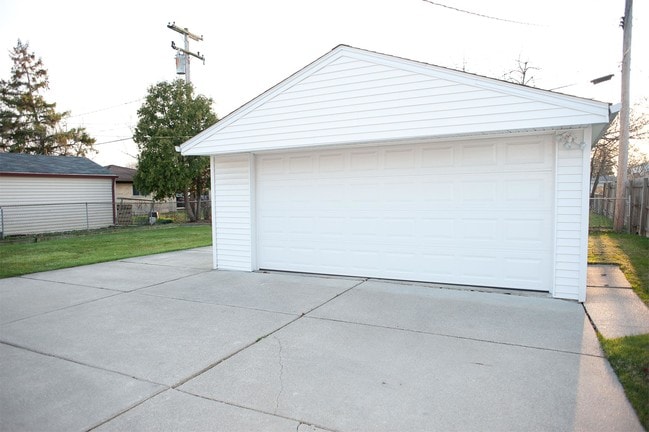 Building Photo - 14255 Cavell St