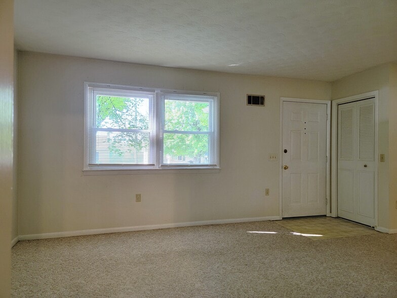 Building Photo - 457 W Main Ave