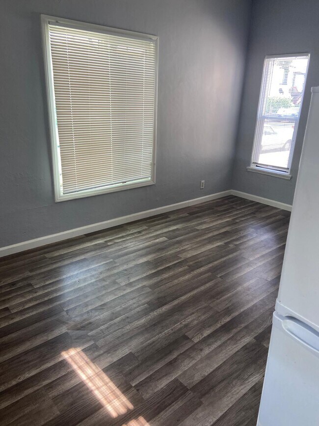 Building Photo - 1126 1/2 S Doheny Dr