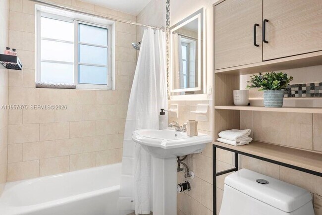 Building Photo - 1471 Lincoln Terrace