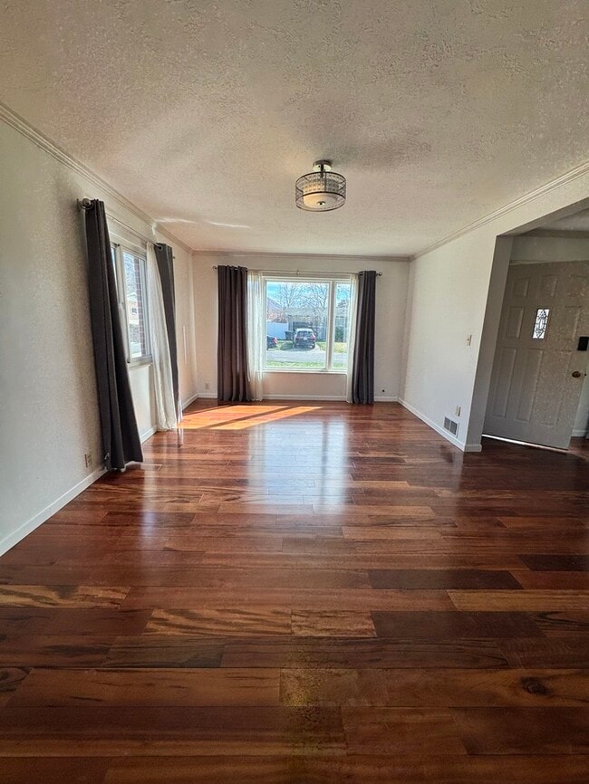 Building Photo - 2 Bed, 2 Bath Home