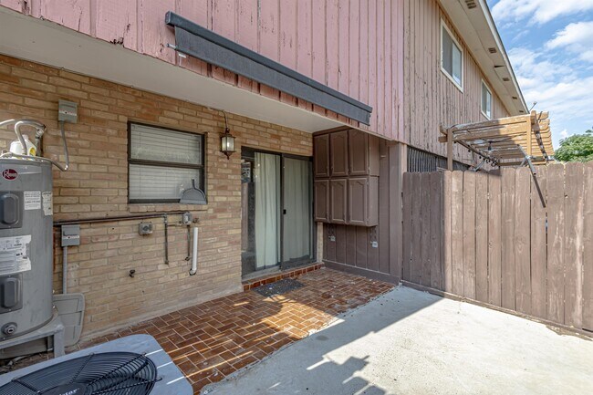 Building Photo - 1001 Castle Heights Dr