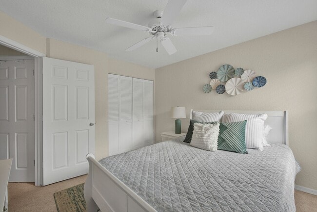 Building Photo - 3/2 Condo available in Emerald Bay!